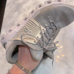 Women’s 8.5 On Cloud Helion Running Shoes